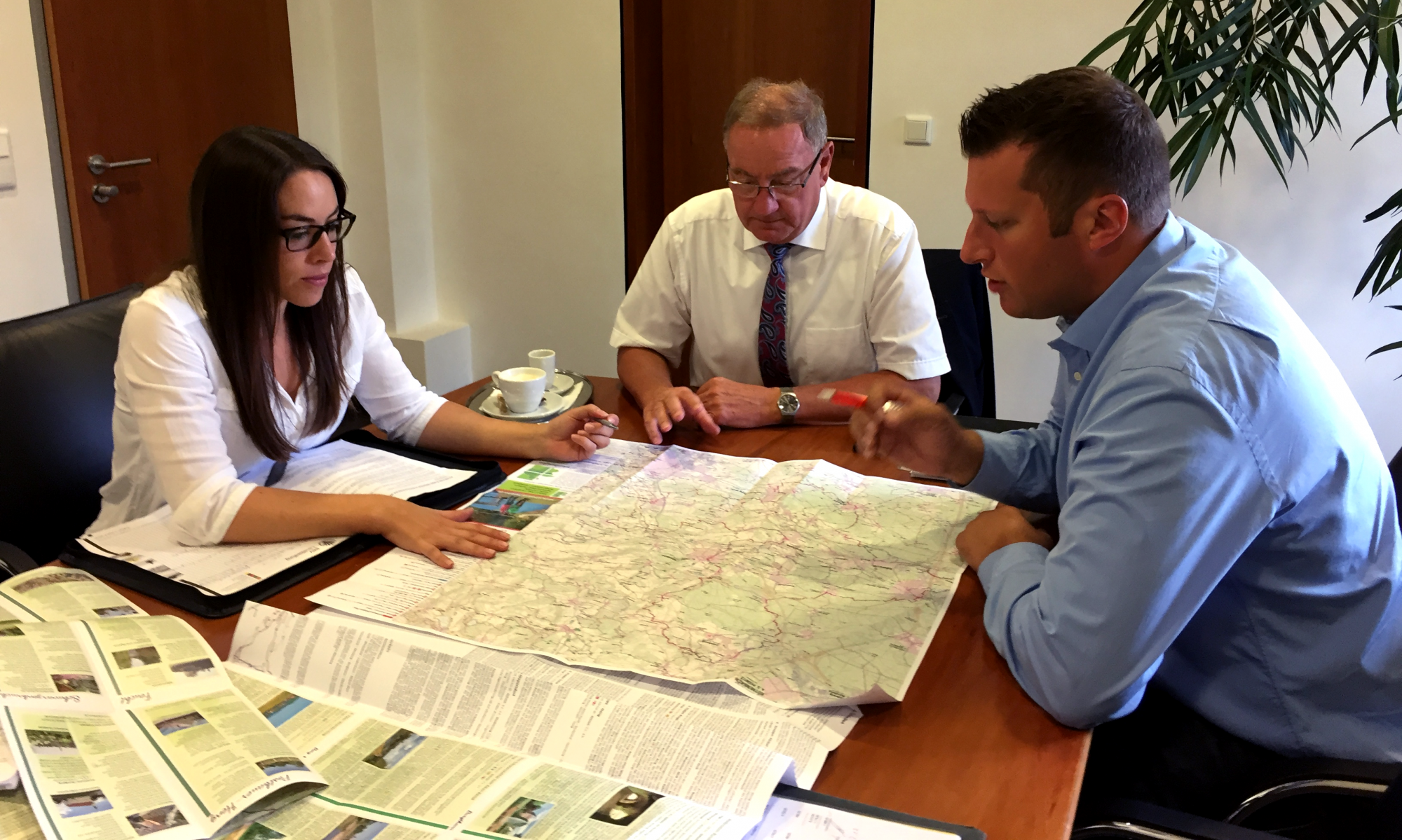 Gruppenbild während eines Besprechungstermins zum Entwurf der Wanderkarte